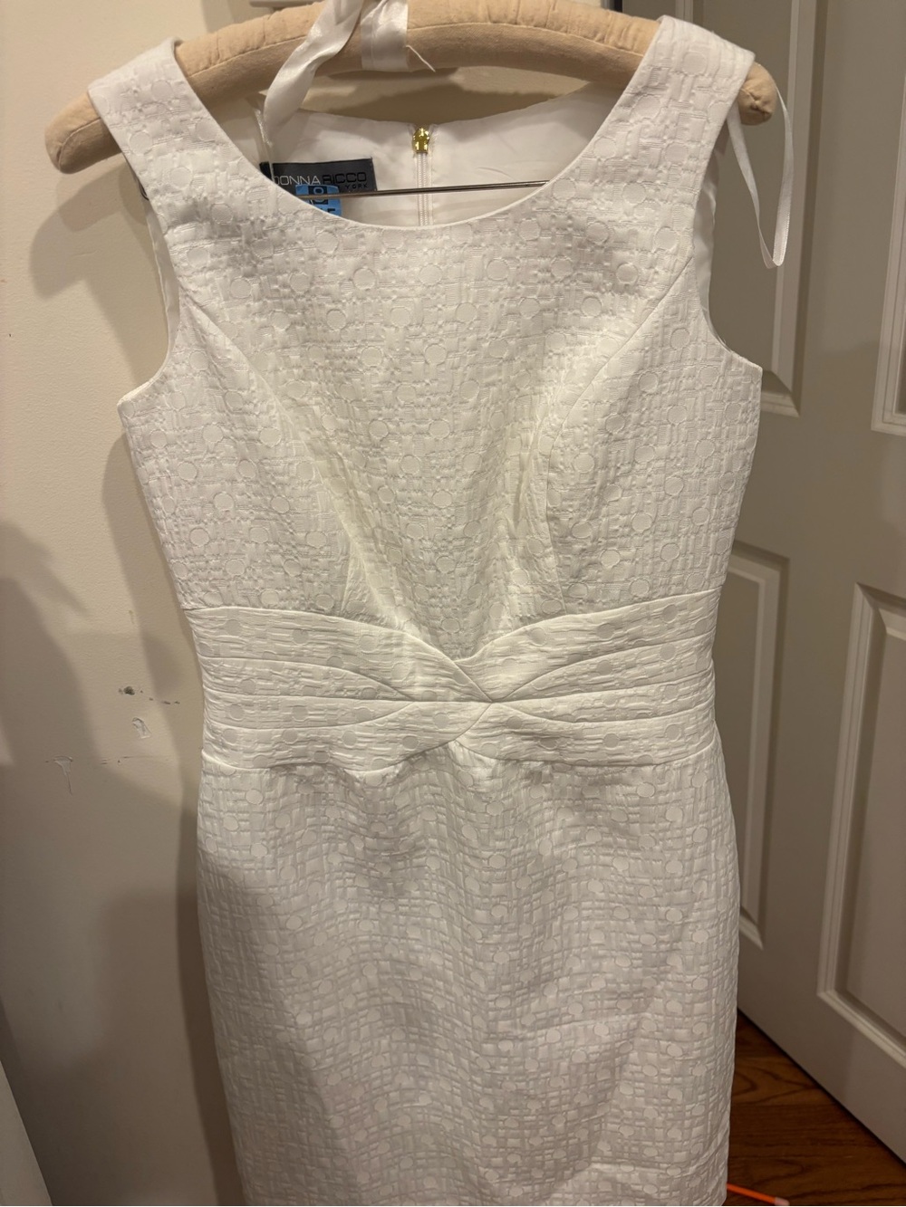 Donna Ricco White Textured Sleeveless Sheath Dress
